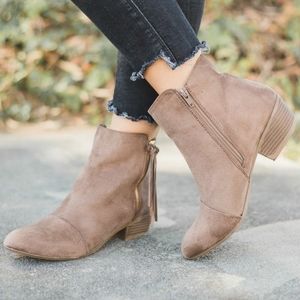 𝙇𝙖𝙨𝙩 𝙎𝙞𝙯 5.5 🖤 Tassel Zipper Pull Boot